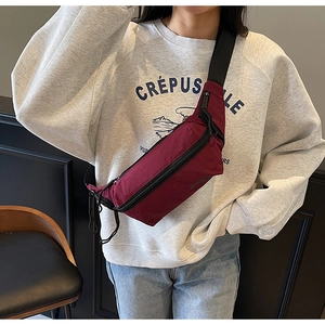 Détails du sac bandoulière en nylon imperméable bordeaux avec fermetures éclair noires