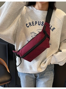 Sac bandoulière bordeaux en nylon avec sangle réglable et fermetures éclair noires