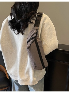 Sac bandoulière gris en nylon pour femme style sportif biker avec sangle ajustable