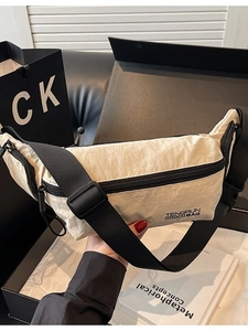 Sac bandoulière en nylon beige chic avec sangle réglable et fermeture éclair avant