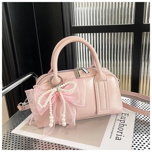 Sac Boston en cuir verni rose avec nœud en tulle perlé et double fermeture éclair