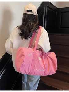Borsa da viaggio rosa in tela con ricamo WE e manici rinforzati per brevi viaggi
