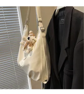 Détail du sac fourre-tout blanc en cuir souple PU avec large bandoulière réglable