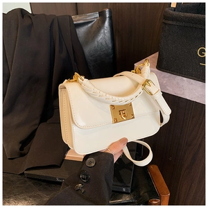 Détail du sac à main en cuir PU blanc crème avec poignée tressée et fermoir doré