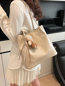 Minimalist large capacity tote bag in glossy cream faux leather with bear charm