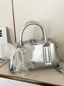 Sac Boston métallisé argenté avec breloque nœud en perles et bandoulière amovible