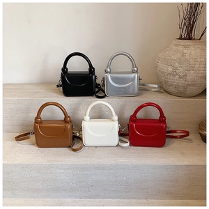 Mini sacs bandoulière carrés en cuir verni brillant disponibles en cinq couleurs vives