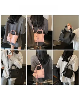 Mini sac cabas en cuir avec poignées rondes et bandoulière réglable en noir et rose