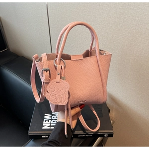 Sac à main rose en cuir grainé avec pendentif ours et marquage CHAO en relief