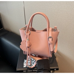 Détail du sac à main en cuir rose avec logo CHAO, bandoulière et pendentif lapin