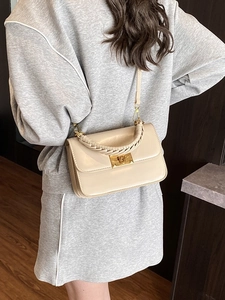 Petit sac carré crème au design minimaliste avec poignée tressée et fermoir doré chic