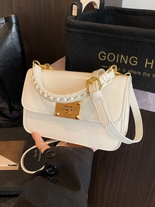Sac bandoulière blanc crème chic avec poignée tressée et fermoir rotatif doré élégant
