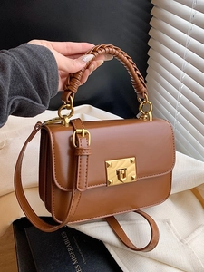 Sac bandoulière en cuir marron avec poignée tressée et fermoir en métal doré chic