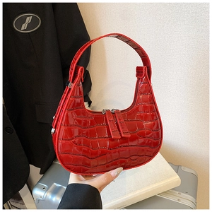 Borsa a mezzaluna rossa lucida con trama a coccodrillo e design minimalista a spalla
