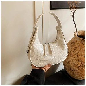Dettaglio della borsa hobo bianco crema con goffratura coccodrillo e zip in argento