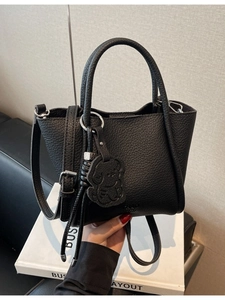 Sac Seau pour Femmes Minimaliste en Cuir PU Grain de Litchi Bandoulière Avec Bandoulière Réglable et Pendentif Animal