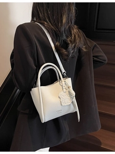 Sac fourre-tout en cuir grainé blanc avec pendentif ours et bandoulière de mode chic