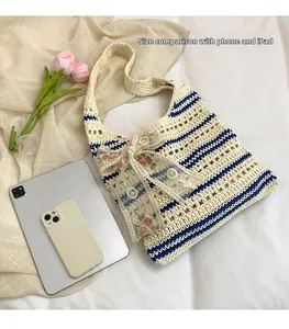 Détail du sac cabas tressé comparé à la taille d'un iPad et d'un smartphone