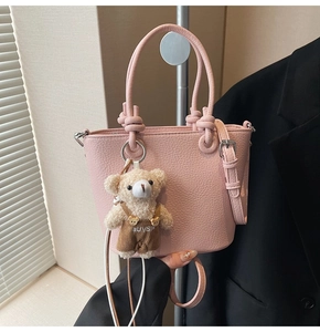 Secchiello rosa a grana di litchi con manico a nodo e dettaglio charm orsetto peluche