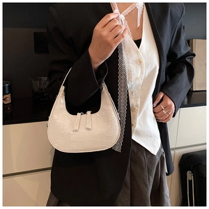 Dettaglio della borsa hobo bianca con motivo a coccodrillo e doppia cerniera in metallo