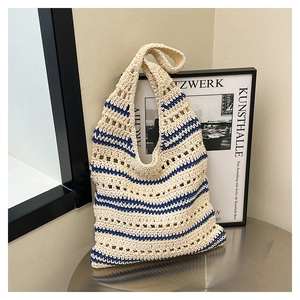Gros plan détaillé du sac cabas en crochet ivoire avec rayures bleu marine et maille ajourée
