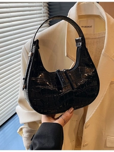 Elegante borsa a tracolla nera a mezzaluna con trama a coccodrillo e finitura lucida