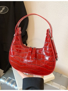 Borsa a mano rossa effetto coccodrillo a mezzaluna con finitura lucida e zip argento