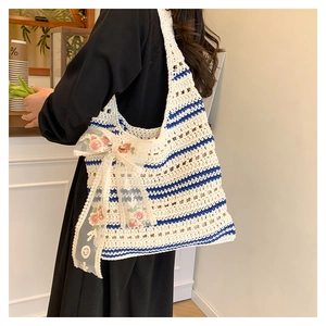 Détail du sac fourre-tout en crochet avec broderies florales et ruban décoratif chic