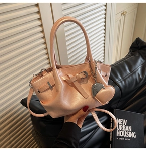 Bolso cubo de cuero perlado rosa con colgante de corazón y hebilla magnética