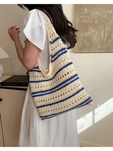 Sac fourre-tout en paille à rayures et design crochet évidé pour porter à l'épaule en été
