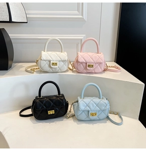 Mini borse trapuntate bianche, rosa, nere e blu con catena dorata e chiusura a scatto