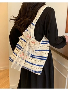 Sac fourre-tout en paille tressée avec rayures bleues et nœud floral en dentelle