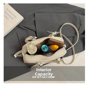 Capacité interne du sac polochon beige montrant le rangement du téléphone et parfum
