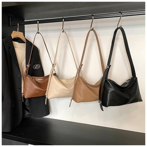 Vue détaillée de quatre sacs demi-lune minimalistes en marron, beige, kaki et noir