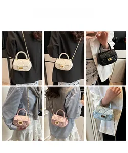 Mini borsa trapuntata con tracolla a catena dorata, mostrata in vari colori sulla modella
