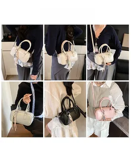 Vues détaillées de mini sacs Boston avec breloques à pompons tressés en plusieurs couleurs