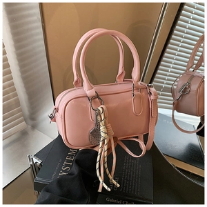 Detailansicht der rosa Boston Bag mit Mini-Tennisschläger und Leder-Tragegriffen