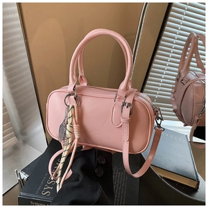 Detailansicht der rosa Leder-Boston-Tasche mit Miniatur-Tennisschläger-Anhänger-Zubehör