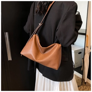 Vue détaillée du grand sac bandoulière vintage marron avec texture en cuir mat de luxe