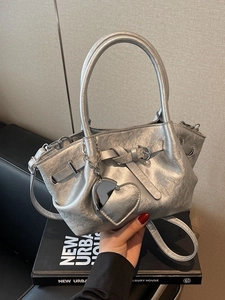 Bolso saco plateado metalizado con colgante de corazón y asa para estilo urbano de lujo
