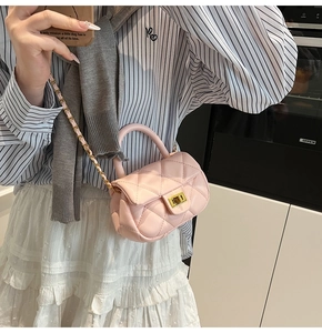 Mini borsa a tracolla trapuntata rosa con chiusura a rotazione dorata e catena