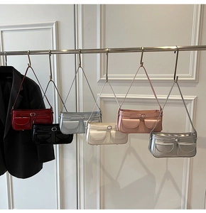 Six sacs sous les aisselles en similicuir minimalistes de couleurs variées