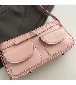 Vue détaillée du sac sous le bras en cuir PU rose avec boucles argentées et texture cousue