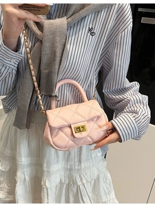 Mini borsa a tracolla trapuntata rosa chiaro con catena dorata e chiusura