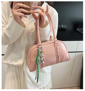 Sac bowling rose en similicuir avec charm ours et détail de corde tressée