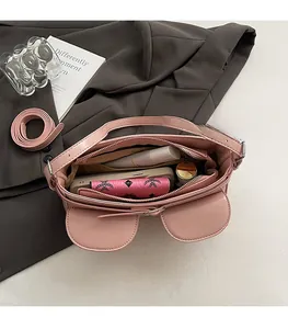 Gros plan du sac à main rose avec compartiment intérieur spacieux et texture similicuir