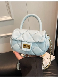 Elegante borsa trapuntata celeste con tracolla a catena oro e manico in metallo