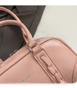 Détail du sac à main rose en similicuir avec ferrures argentées et logo ZIANDI gravé