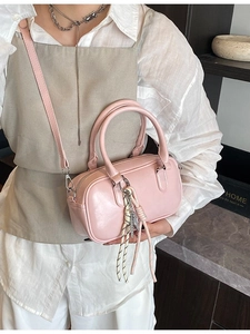 Elegante rosa Retro-Kissentasche mit Doppelgriffen und geflochtenem Anhänger
