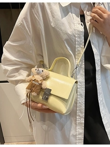 Mode Dames PU Leer Kleine Vierkante Tas Met Pluche Beer Hanger Effen Kleur Slot Crossbody Handtas Schoudertas